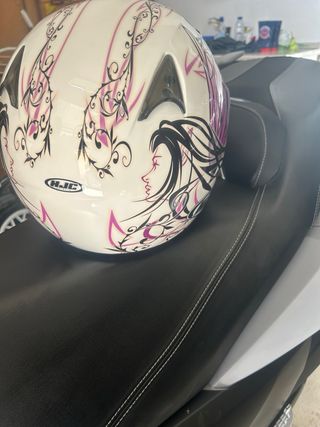 Casco HJC blanco con diseño rosa