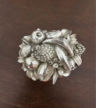 Cesto decorativo frutta con fiocco rosso