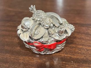 Cesto decorativo frutta con fiocco rosso