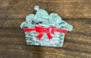 Cesto decorativo frutta con fiocco rosso