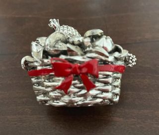 Cesto decorativo frutta con fiocco rosso