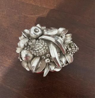 Cesto decorativo frutta con fiocco rosso