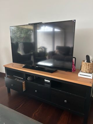 Mesa TV Ikea Negra y Madera
