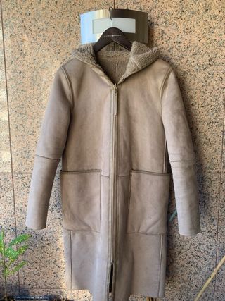 Abrigo acolchado beige y negro