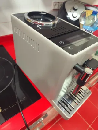 Cafetera DeLonghi Rivelia Blanca