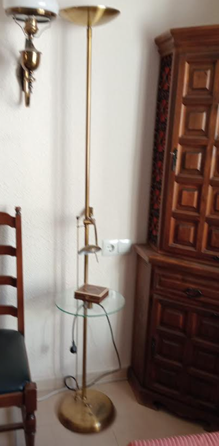 Lámpara de pie halógena dorada