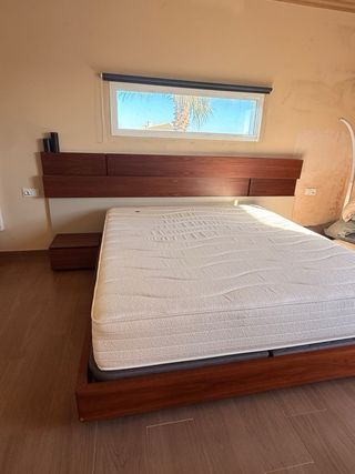 Cama completa con mueble de 4 cajones a juego