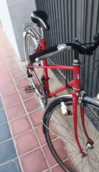 Bicicleta de paseo roja con marchas