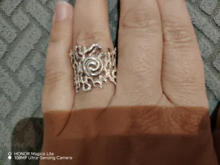 Anillo plateado diseño floral