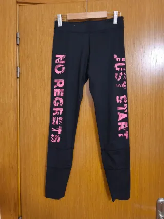 Mallas deportivas negras con texto rosa