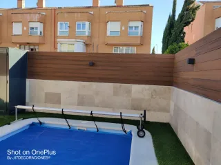 Tarima, vallas y suelo para decoración