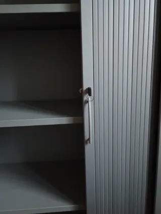 Armario oficina metálico gris con persiana