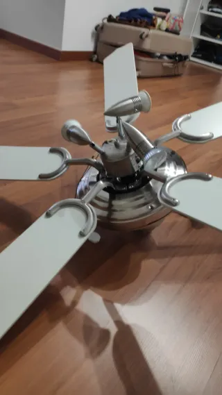 Ventilador de techo plateado con 3 focos