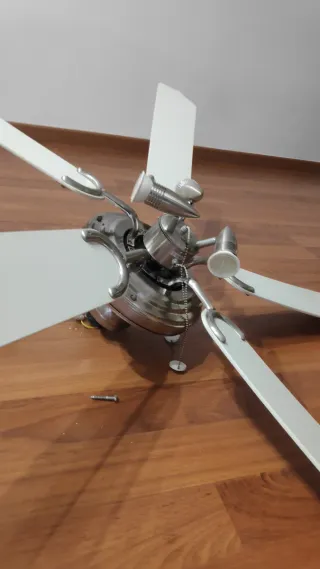 Ventilador de techo plateado con 3 focos