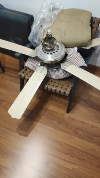 Ventilador de techo plateado con 3 focos