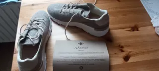 Zapatillas grises y blancas, modelo sneaker escond