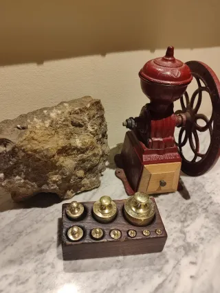 Juego de pesas para balanza o báscula antiguas.