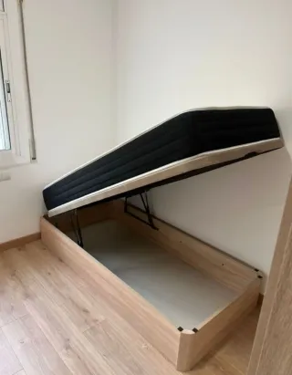 Canapé de madera con colchones viscoelástica