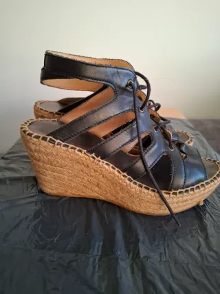 Cuñas de verano negras y marrones