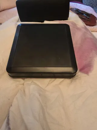 Moneda y metopa con escudo y corona 3D.