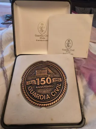 Moneda y metopa con escudo y corona 3D.