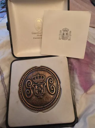 Moneda y metopa con escudo y corona 3D.