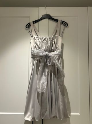 Vestido plateado satinado con lazo