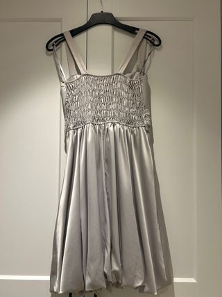 Vestido plateado satinado con lazo