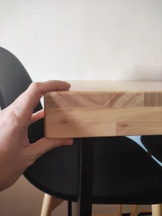 Mesa alta tipo bar con 2 taburetes