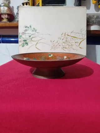 Cuenco metálico decorado con pájaros