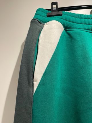 Pantalón chándal Nike Air verde con etiqueta.