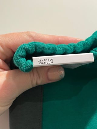 Pantalón chándal Nike Air verde con etiqueta.