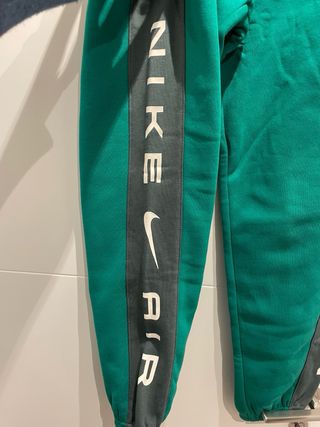 Pantalón chándal Nike Air verde con etiqueta.