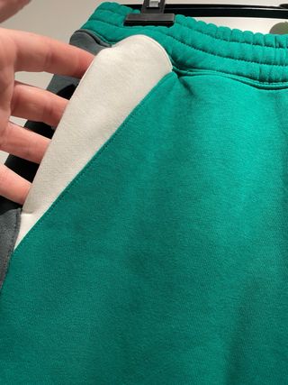 Pantalón chándal Nike Air verde con etiqueta.