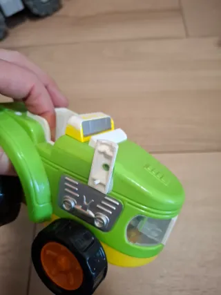 Trattore giocattolo verde e giallo