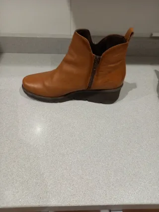 Botines de piel marrón con cuña