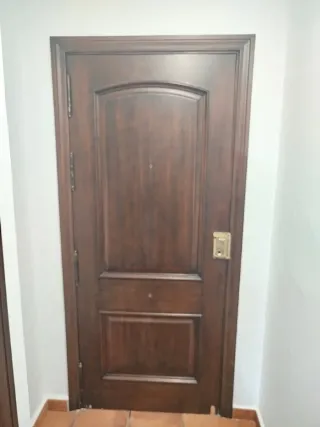 Puerta de entrada madera maciza