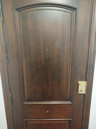 Puerta de entrada madera maciza