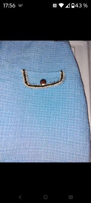 Falda azul claro con bolsillos