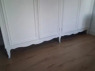 Armario vintage de madera blanco