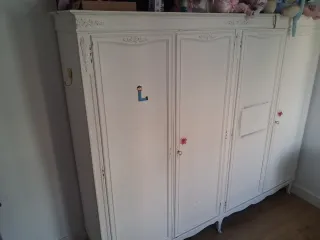 Armario vintage de madera blanco