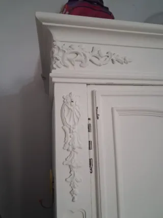 Armario vintage de madera blanco