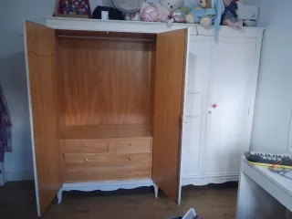 Armario vintage de madera blanco