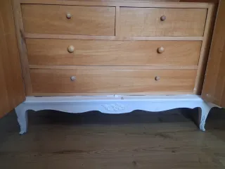 Armario vintage de madera blanco