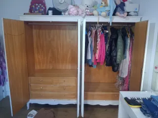 Armario vintage de madera blanco