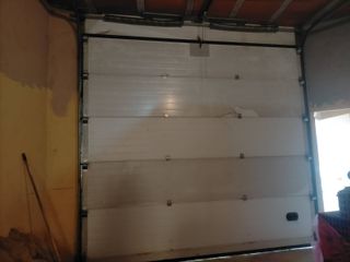 Puerta de garaje seccional con motor