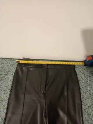 Pantalones campana efecto piel talla 34