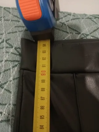 Pantalones campana efecto piel talla 34