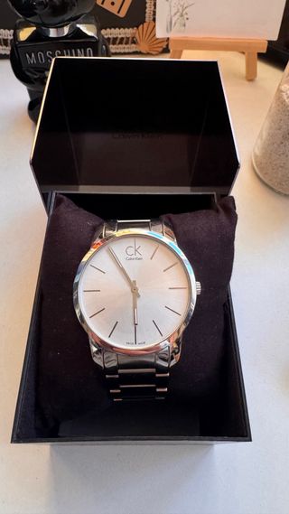 Reloj Calvin Klein plateado y blanco