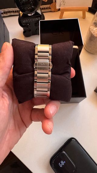 Reloj Calvin Klein plateado y blanco